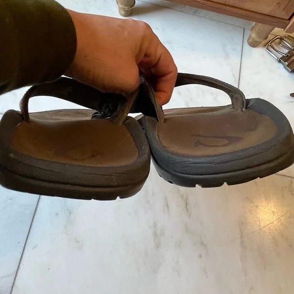 OluKai, men’s 11, brown leather and rubber flip flop sandals, beach vacation EUC - Picture 5 of 8